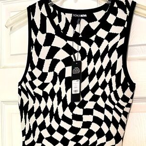 Beautiful geometric print knit dress.